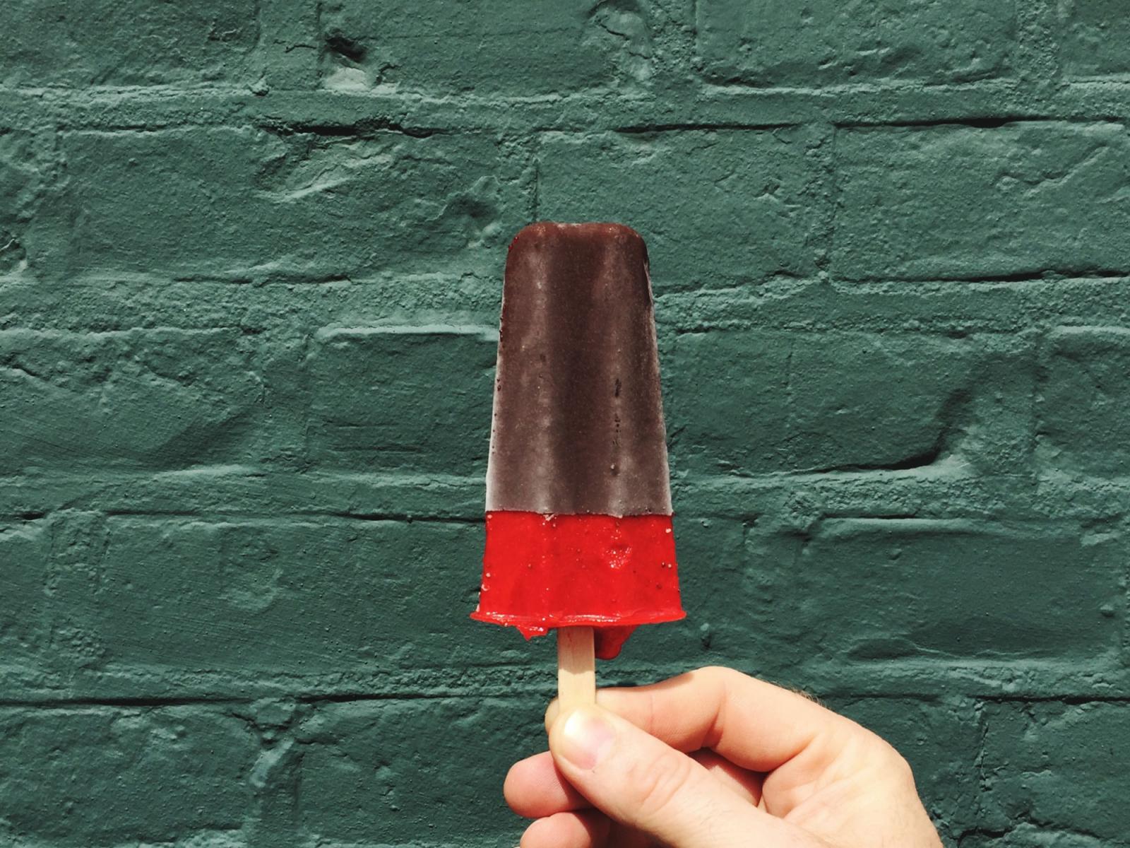 Chocolate Raspberry Ice Pops - Bâtonnets glacés au chocolat et à la framboise