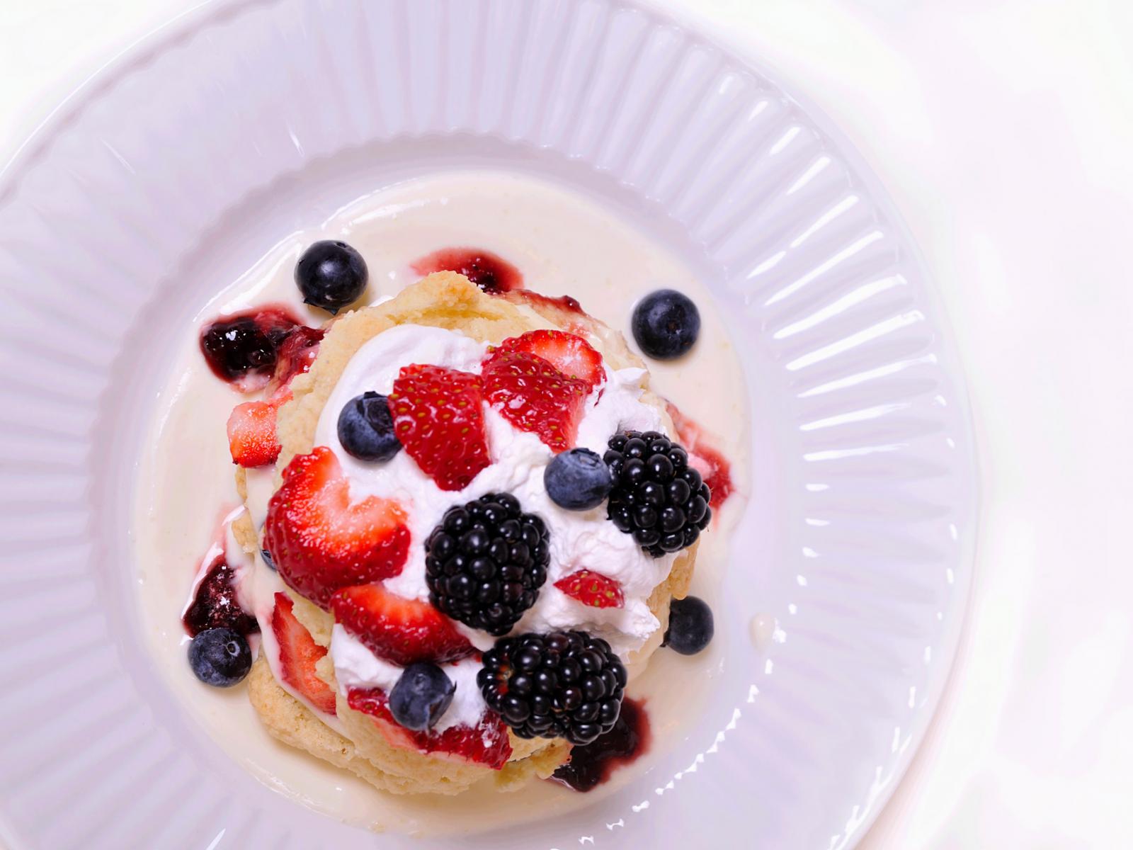 Strawberry Blueberry Shortcakes - Sablés aux fraises et aux bleuets